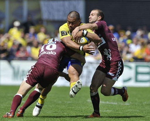 Clermont&#039;s hooker Tii Paulo (C) is tackled by Bordeaux-Begles players on May 4, 2013 in Clermont-Ferrand