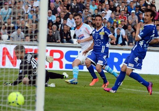 Marseille&#039;s Andre Pierre Gignac (C) scores a goal in front of Bastia&#039;s Mickael Landreau (L) in Marseille, May 4, 2013