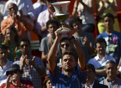 Stanislas Wawrinka raises the trophy in Oeiras on May 5, 2013