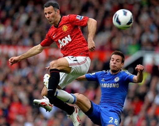 Chelsea&#039;s C&Atilde;&copy;sar Azpilicueta (R) vies with Manchester United&#039;s Ryan Giggs at Old Trafford on May 5, 2013