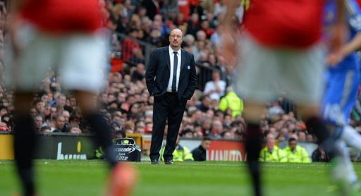 Chelsea interim manager Rafael Ben&Atilde;&shy;tez (C) looks on during a match against Manchester United, May 5, 2013