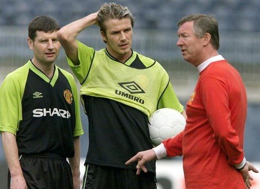 Manchester United&#039;s manager Alex Ferguson (R) talks to David Beckham (C) and Denis Irwin on May 25, 1999 in Barcelona