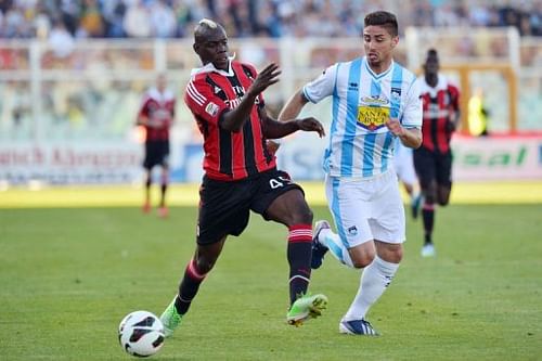 AC Milan's Mario Balotelli (L) vies with Pescara's Marco Capuano (R) on May 8, 2013