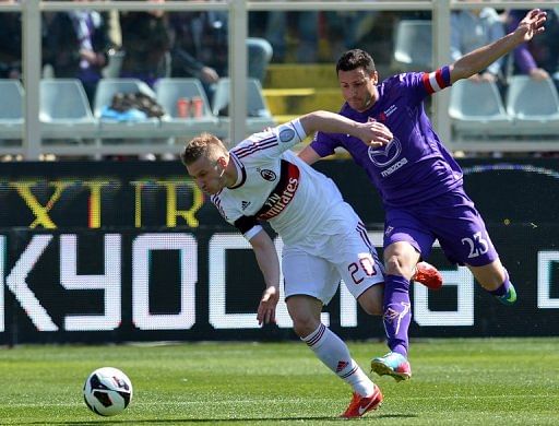 Fiorentina&#039;s Manuel Pasqual tries to tackle AC Milan&#039;s  Ignazio Abate during a Serie A match on April 7, 2013