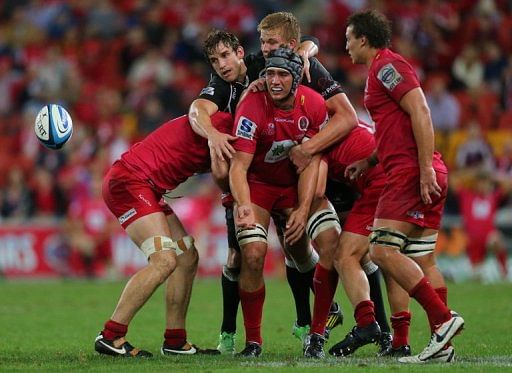 Reds lock Rob Simmons (C) gets a pass away from the Sharks during the Super Rugby game in Brisbane on May 10, 2013