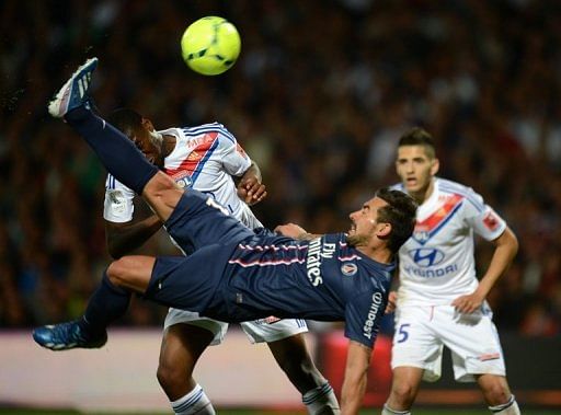 Paris Saint-Germain&#039;s Ezequiel Lavezzi (R) and Lyon&#039;s Fofana Gueida are pictured during their match on May 12, 2013