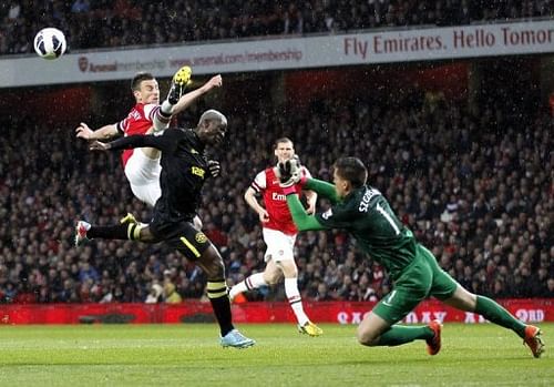 Laurent Koscielny (L) and goalkeeper Wojciech Szczesny (R) defend the Arsenal goal post on May 14, 2013 Laurent Koscielny (L) and goalkeeper Wojciech Szczesny (R) defend the Arsenal goal post on May 14, 2013