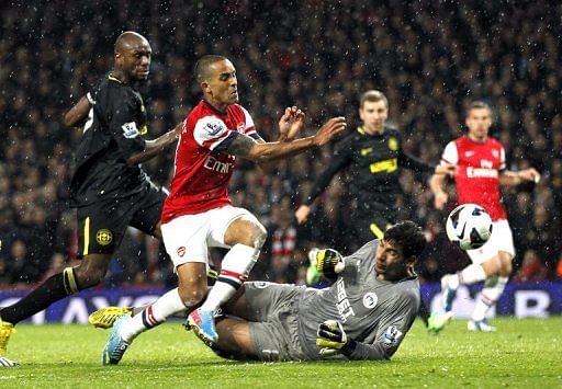 Theo Walcott (C) scores Arsenal&#039;s second goal during their Premier League match against Wigan on May 14, 2013