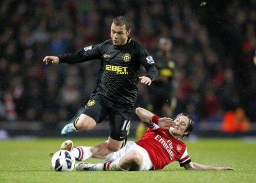 Arsenal midfielder Tomas Rosicky (R) challenges Wigan&#039;s Shaun Maloney during their Premier League match on May 14, 2013