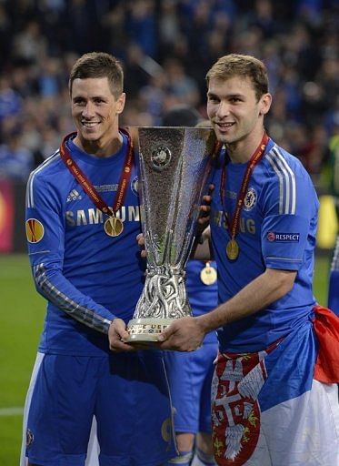 Chelsea&#039;s Branislav Ivanovic (R) and Fernando Torres pose with the Europa League trophy on May 15, 2013