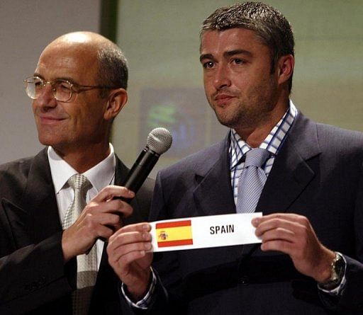 Serbia&#039;s Predrag Danilovic (right) announces the draw for 2004 Athens Olympic Games, on November 8, 2003, in Madrid