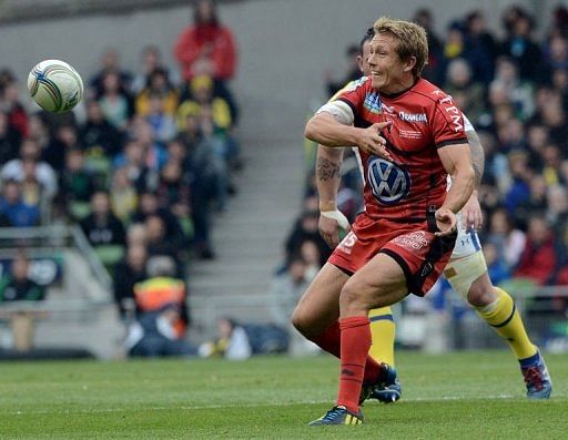 Toulon&#039;s captain Johny Wilkinson (R) passes the ball in Dublin on May 18, 2013