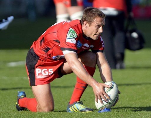 Jonny Wilkinson prepares to take a kick during his side&#039;s European Cup match against Leicesters in Toulon, April 7, 2013