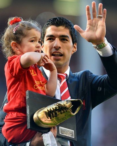 Liverpool&#039;s Luis Suarez with his daughter Delfina at the end of the Liverpool-QPR match on May 19, 2013