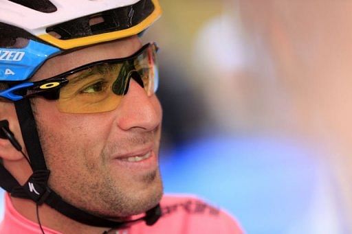 Nibali still in Giro pink, Intxausti wins stage