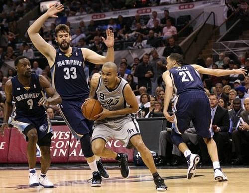 The San Antonio Spurs' Tony Parker drives past Memphis Grizzlies' Tony Allen (L) and Marc Gasol (2nd L) on May 21, 2013