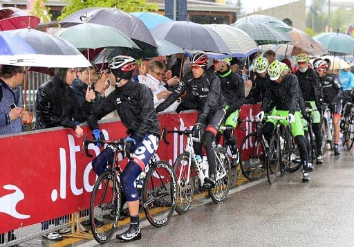 Riders wait in the rain for the start of the 12th stage of 96th Giro d&#039;Italia from Longarone to Tarvisio on May 16, 2013