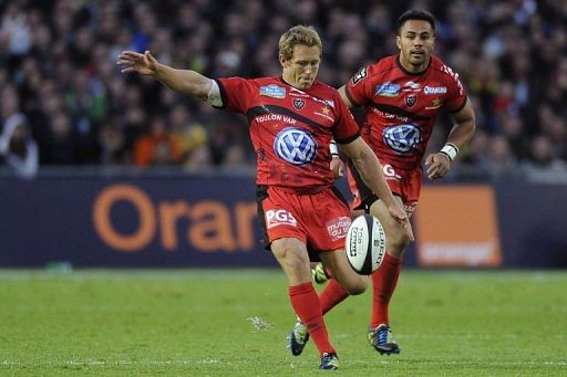 Toulon&#039;s captain Jonny Wilkinson (L) kicks the ball May 24, 2013 at the Beaujoire stadium in Nantes, western France
