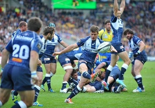 Castres&#039; scrum-half Rory Kockott (C) kicks the ball on May 25, 2013 at the Beaujoire Stadium in Nantes, western France