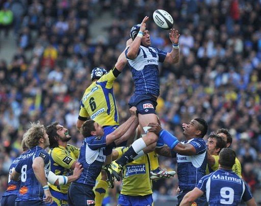 Castres&#039; lock Christophe Samson (C) is lifted by teammates in a line-out on May 25, 2013 in Nantes