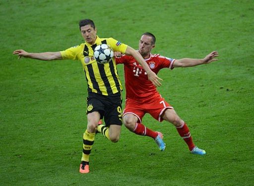 Dortmund&#039;s Robert Lewandowski (L) fights for the ball with Bayern Munich&#039;s Franck Ribery in London, May 25, 2013