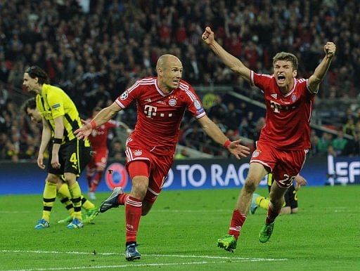 Bayern Munich&#039;s midfielder Arjen Robben (L) celebrates scoring in London on May 25, 2013