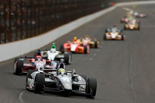 Tony Kanaan leads a pack of cars at the Indianapolis Motor Speedway on May 26, 2013