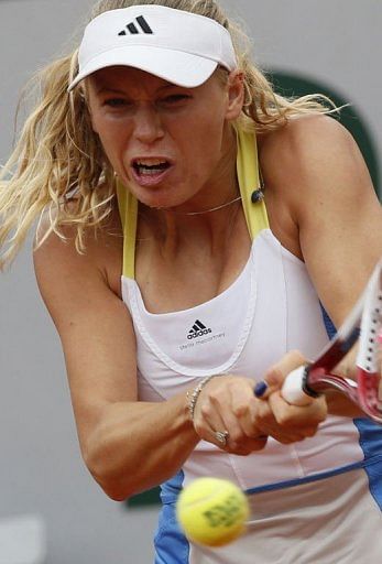 Denmark&#039;s Caroline Wozniacki hits a backhand shot to Britain&#039;s Laura Robson on May 27, 2013 in Paris