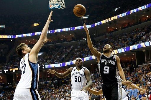 The San Antonio Spurs&#039; Tony Parker (R) shoots past the Grizzlies&#039; Marc Gasol (L) and Zach Randolph on May 27, 2013