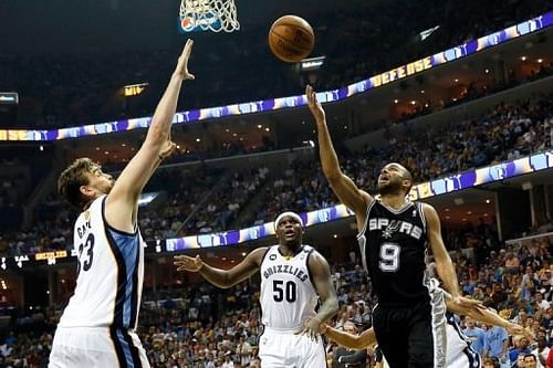 The San Antonio Spurs' Tony Parker (R) shoots past the Grizzlies' Marc Gasol (L) and Zach Randolph on May 27, 2013