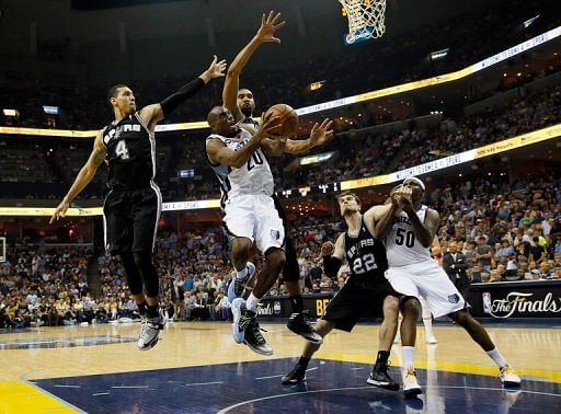 The Memphis Grizzlies&#039; Quincy Pondexter (2nd L) goes up for a shot during their game against the Spurs on May 27, 2013