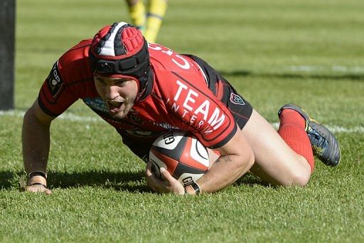 Toulon winger Alexis Palisson scores a try during a French league match against Clermont in Marseille, on April 14, 2013
