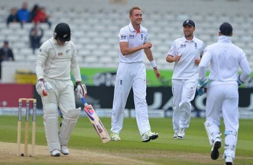 England's Stuart Broad (2nd L) celebrates after taking the wicket of New Zealand's Brendon McCullum (L) on May 28, 2013