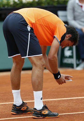 Ukraine&#039;s Sergiy Stakhovsky takes a picture with his smart phone on May 27, 2013 at the Roland Garros stadium in Paris