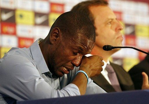 Tearful Abidal ends Barcelona playing career