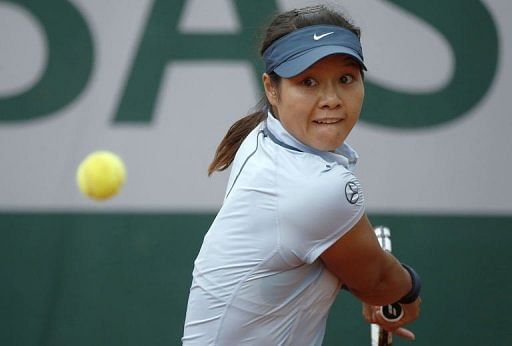 China&#039;s Li Na plays USA&#039;s Bethanie Mattek-Sands in the French Open second round in Paris on May 30, 2013