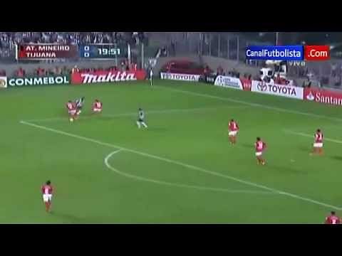 Video: Brilliant skill or a failed elastico attempt from Ronaldinho?