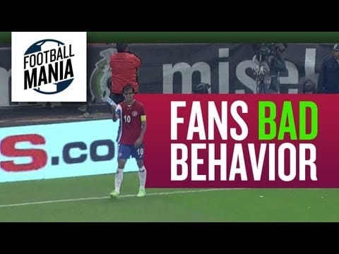 Video: Fans throw plastic bottles on Bryan Ruiz during match