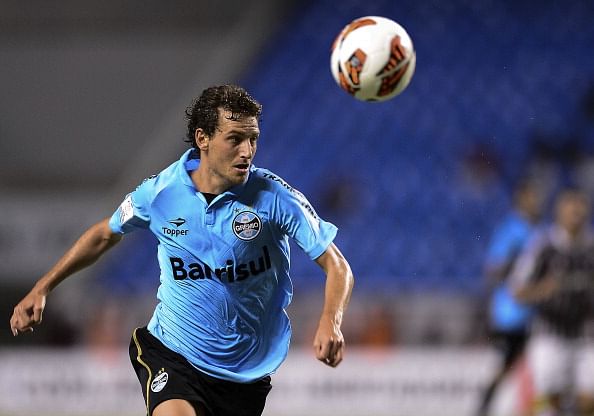 Rodriguez double lifts Gremio to second