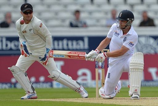 England&#039;s Jonathan Trott (R) hits a shot beside New Zealand&#039;s Brendon McCullum during the second Test, on May 27, 2013