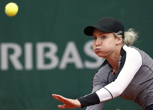 USA&#039;s Bethanie Mattek-Sands hits a forehand shot to China&#039;s Li Na at the Roland Garros stadium in Paris on May 30, 2013