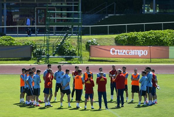 Football: Del Bosque sticks by tried and tested troops
