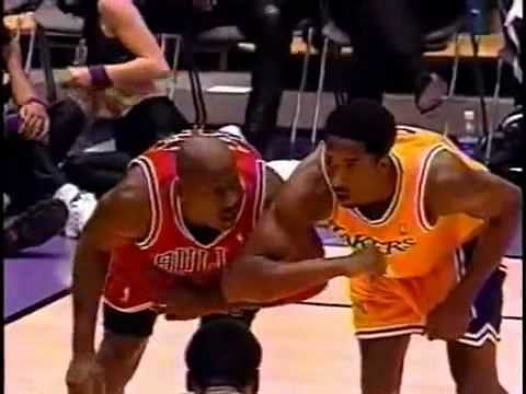 Video: Lakers vs Bulls - Kobe Bryant outperforms Michael Jordon