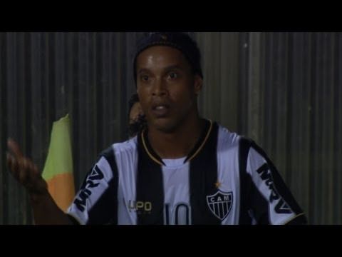 Video: Opposition fans throw stones at Ronaldinho during Libertadores final
