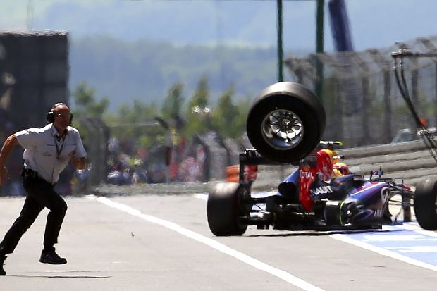 F1: 10 place grid penalty for loose wheels in pit stops