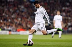 Napoli confirm signing of Spanish defender Raul Albiol