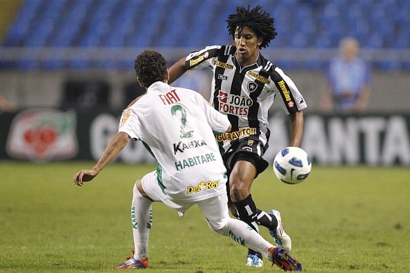 Benfica close in on Brazilian defender
