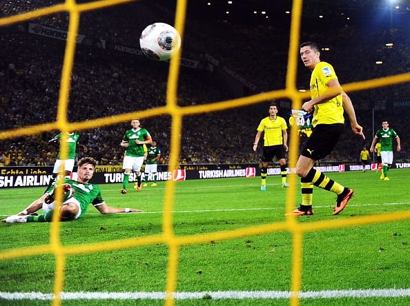Robert Lewandowski sends Borussia Dortmund top of Bundesliga