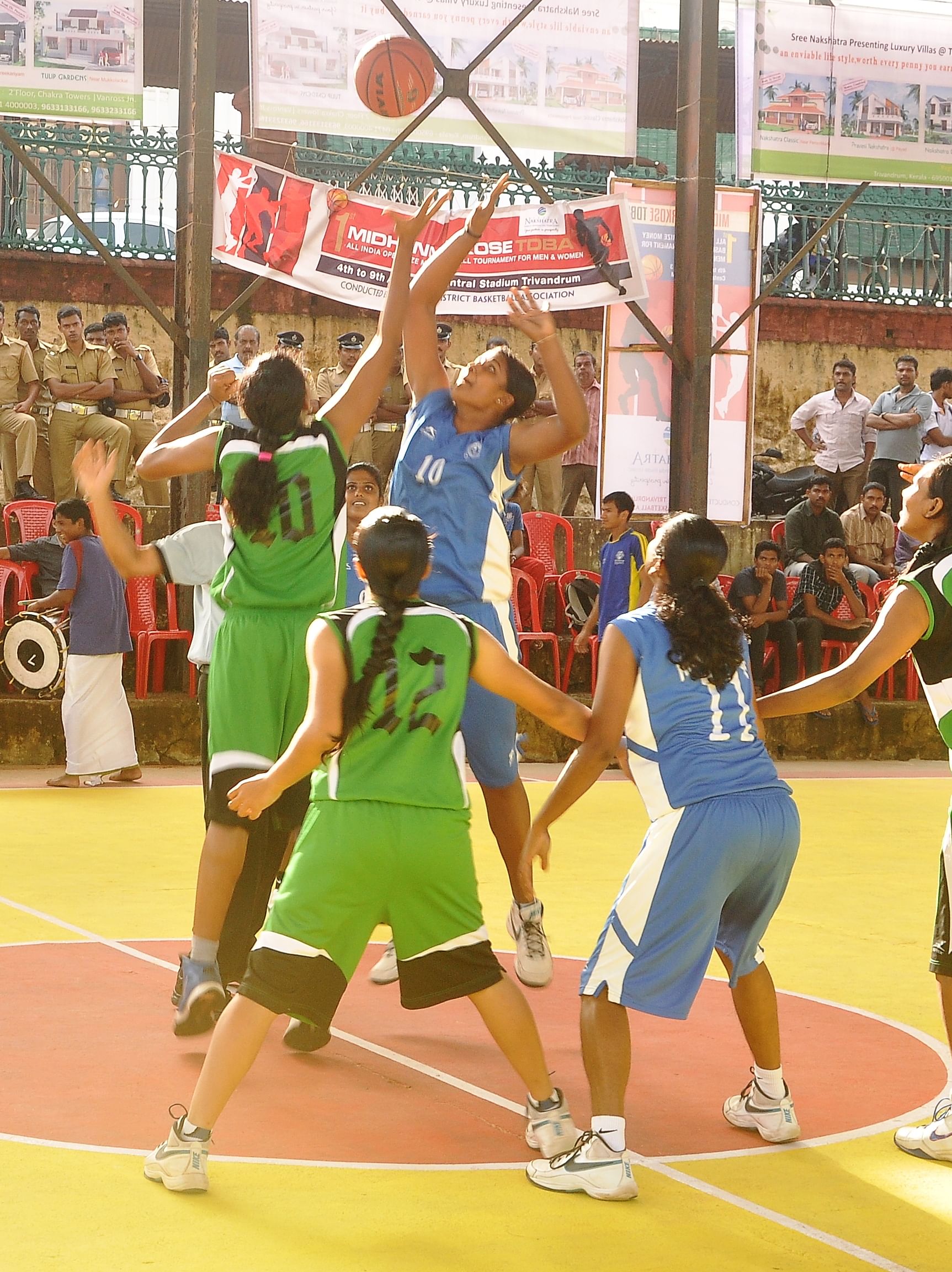 South Western Railway (green) against Kerala Police. SWR went on to win. (Photo Courtesy: Kerala Basketball Association)