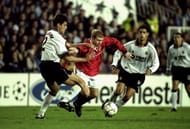 Marcio Pellegrino of Valencia challenges Paul Scholes of Manchester United
